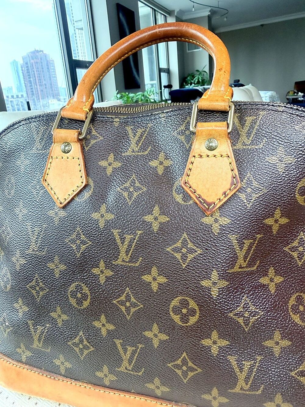 Authentic Louis Vuitton Alma PM Monogram Canvas Handbag Gold Hardware - Picture 9 of 10